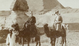 Stará fotografie: Hrabě Jan Josef Herberstein s manželkou na velbloudech v Gíze, Libochovice