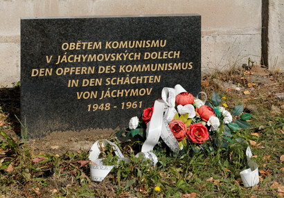 Pamětní deska v areálu Rudé věže smrti